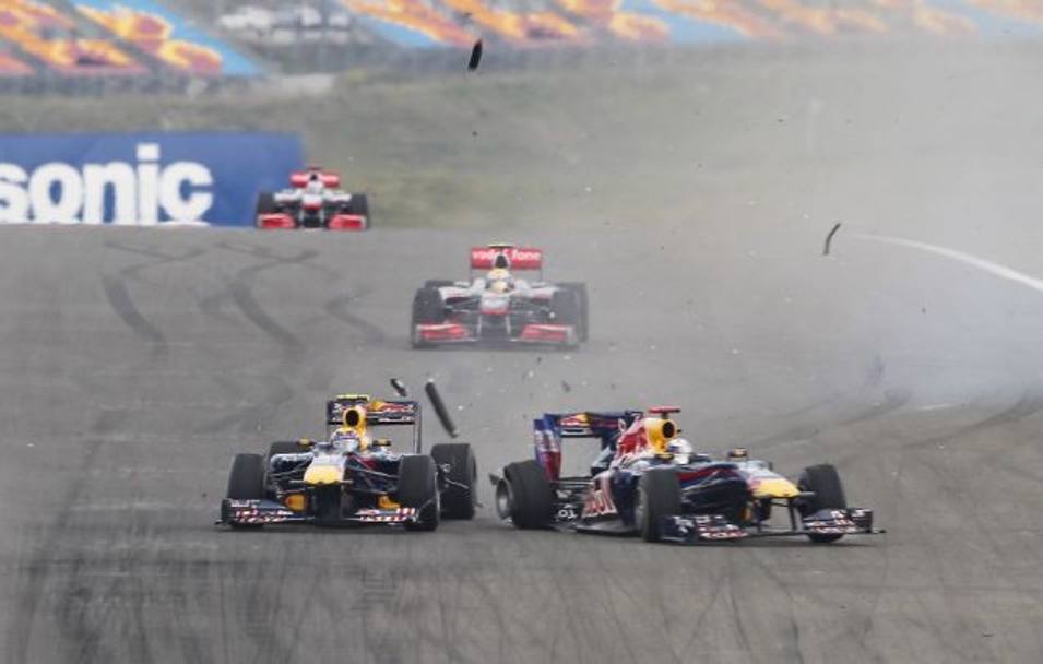 Turchia 2010: Vettel attacca il compagno Webber e le Red Bull si scontrano. Morale: doppietta McLaren, con l&#39;australiano 3 e il tedesco ritirato. Bbc